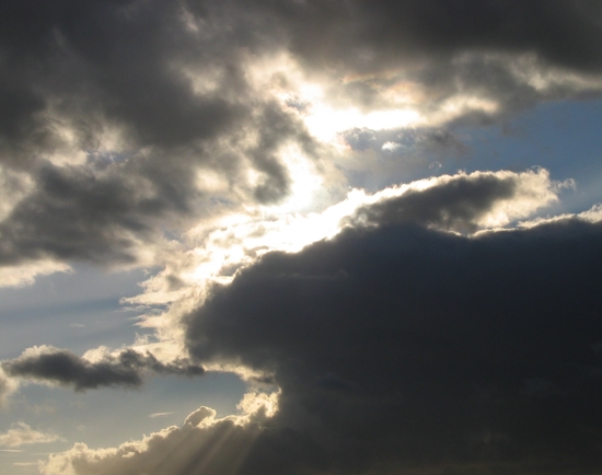 Wolken op een heldere herfstdag