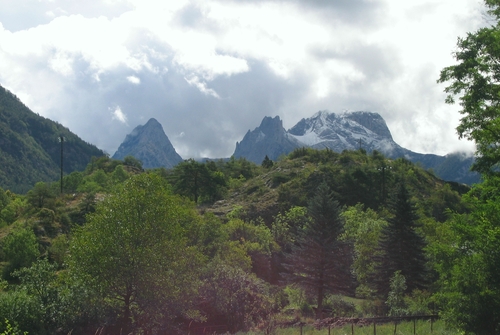 bergtoppen nabij het dorp