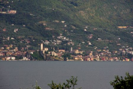 dorp aan de overkant van het meer
