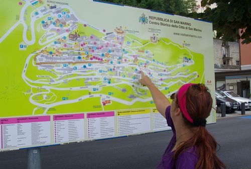 Laura bij de kaart van San Marino