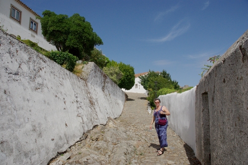 Laura op straat in Marvão