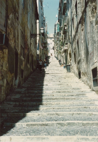 steile straat in Lissabon