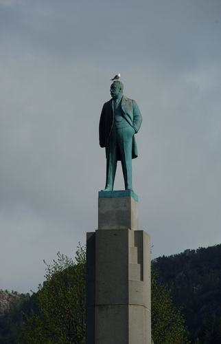 statue with gull