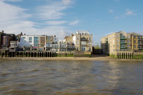 strand van de Thames