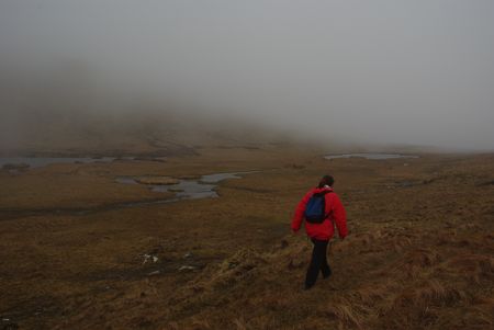 Laura loopt langs de rivier