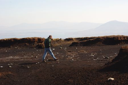 Bas wandelt door een maanlandschap