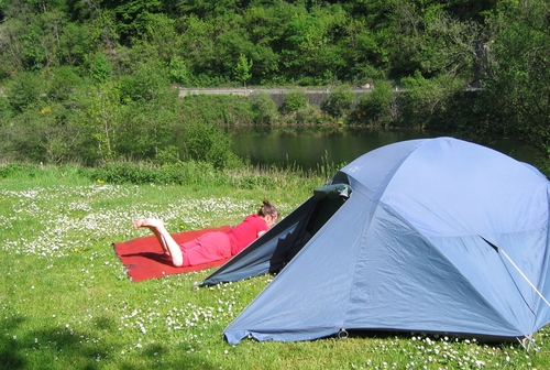 Laura naast de tent in Luxemburg