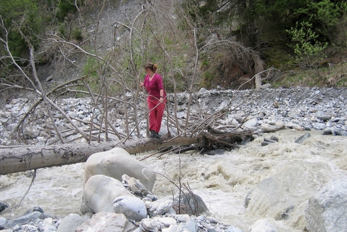 Laura steekt de rivier over